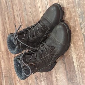 Woman's grey booties